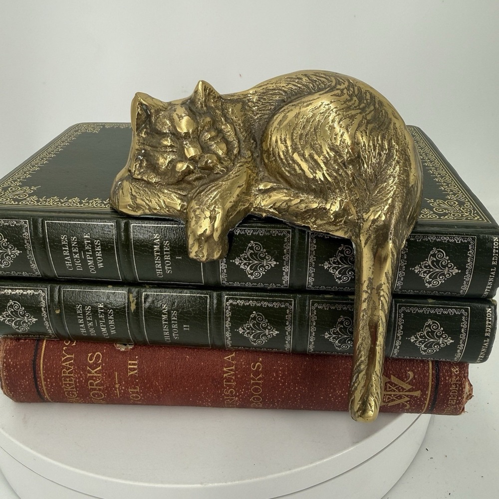 VINTAGE BRASS SLEEPING KITTEN BOOK SITTER DECORATIVE FIGURINE